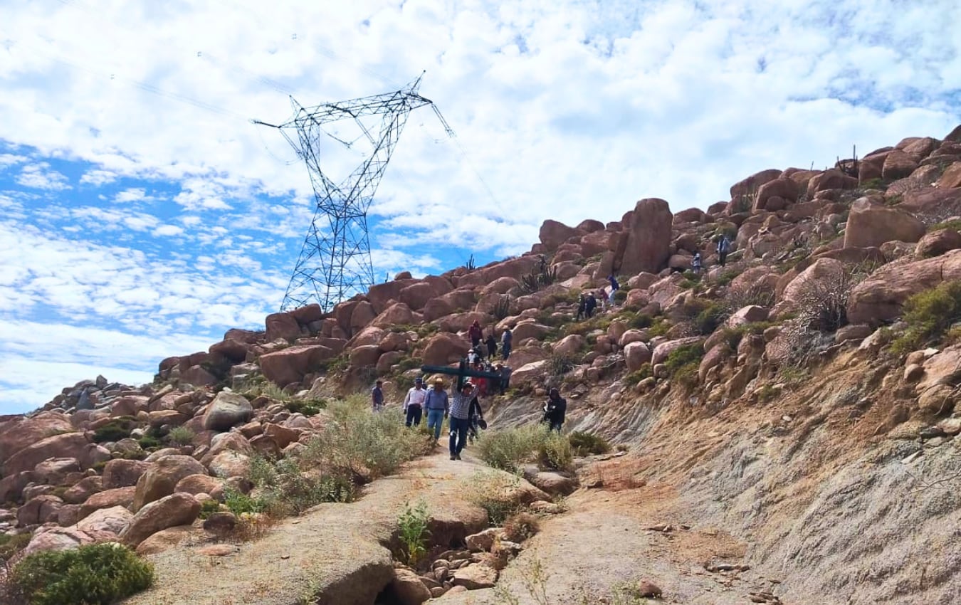 La cruz de Tiabaya bajó del cerro para recibir la bendición de la Mamita de Chapi. Foto: GEC.