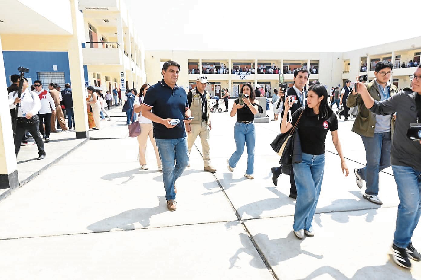 Sucedió cuando Mario Reyna hacía fila para votar