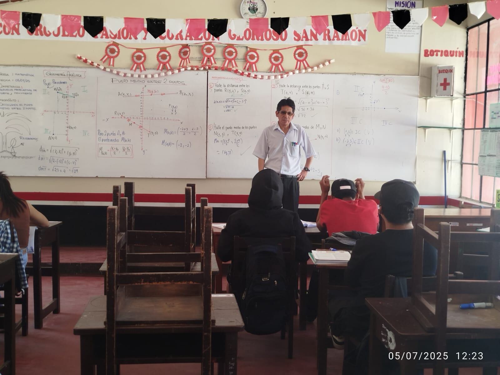 En el Día del Maestro, historias como la de Ademir Pomachagua en la selva central y el llamado del Colegio de Profesores de Junín exigen atención urgente a las brechas en infraestructura, conectividad y pensiones para dignificar la labor docente en zonas rurales.