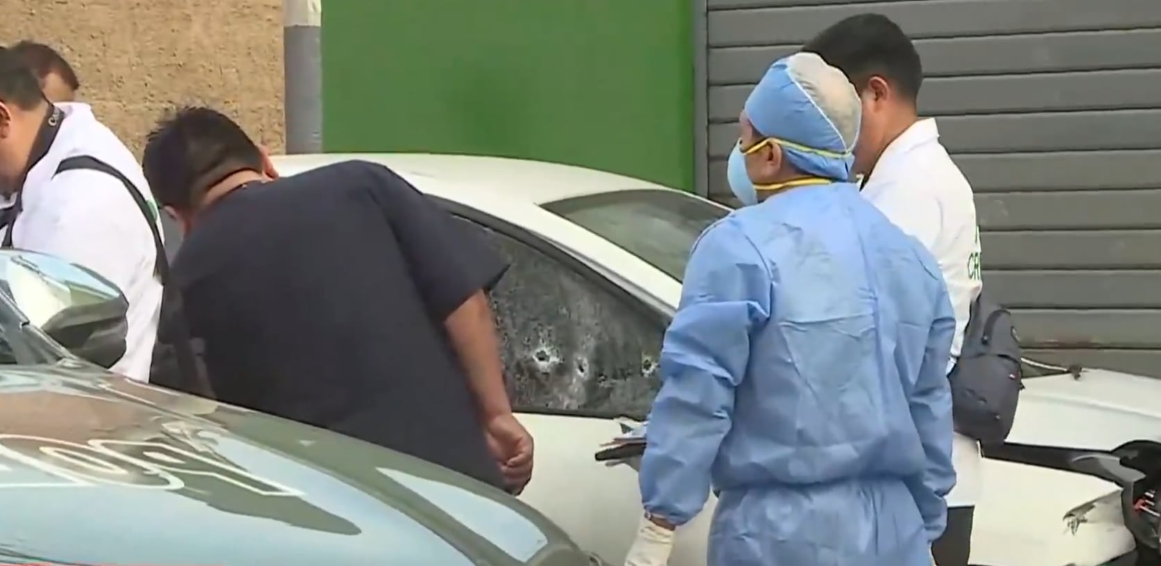 Dos vehículos se habrían enfrentado a tiros en la madrugada. El conductor de un auto blanco terminó empotrado contra un poste tras recibir múltiples disparos. (Captura de América Noticias)