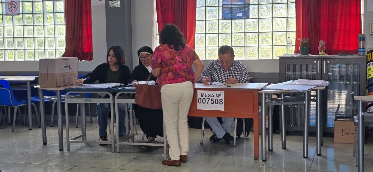 Madre María del Rosario Zegarra Apaza, de la Comunidad Casa Santa Rosa, asumió su función de presidenta de mesa de sufragio N 007508, en el colegio San Juan Bautista de la Salle (Foto: Juan Omar Cruz/@photo.gec)