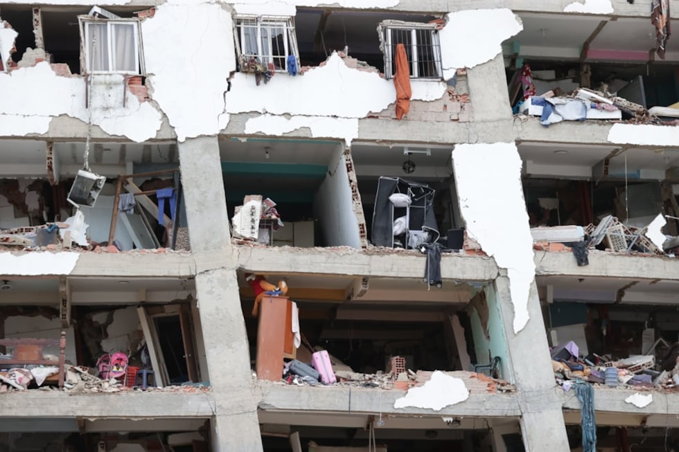 Vista de los daños registrados en varios edificios por los terremotos, en la localidad de Catia La Mar, en el estado costero de La Guaira (Venezuela) este jueves. EFE/ Ronald Pena R.