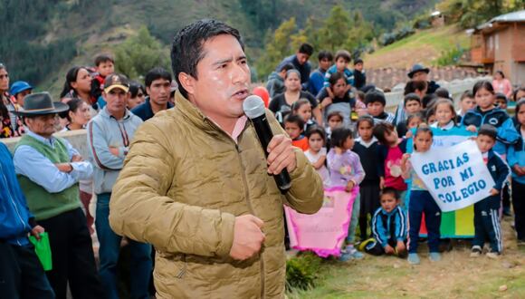 Alcalde de la Municipalidad Provincial de Pataz, Aldo Carlos Mariños, dio inicio a mejoras en planteles de Jucusbamba y Carhuac.