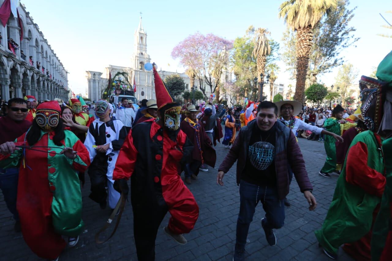 Población bailó y cantó junto a los mojigangos. (Foto: Leonardo Cuito)