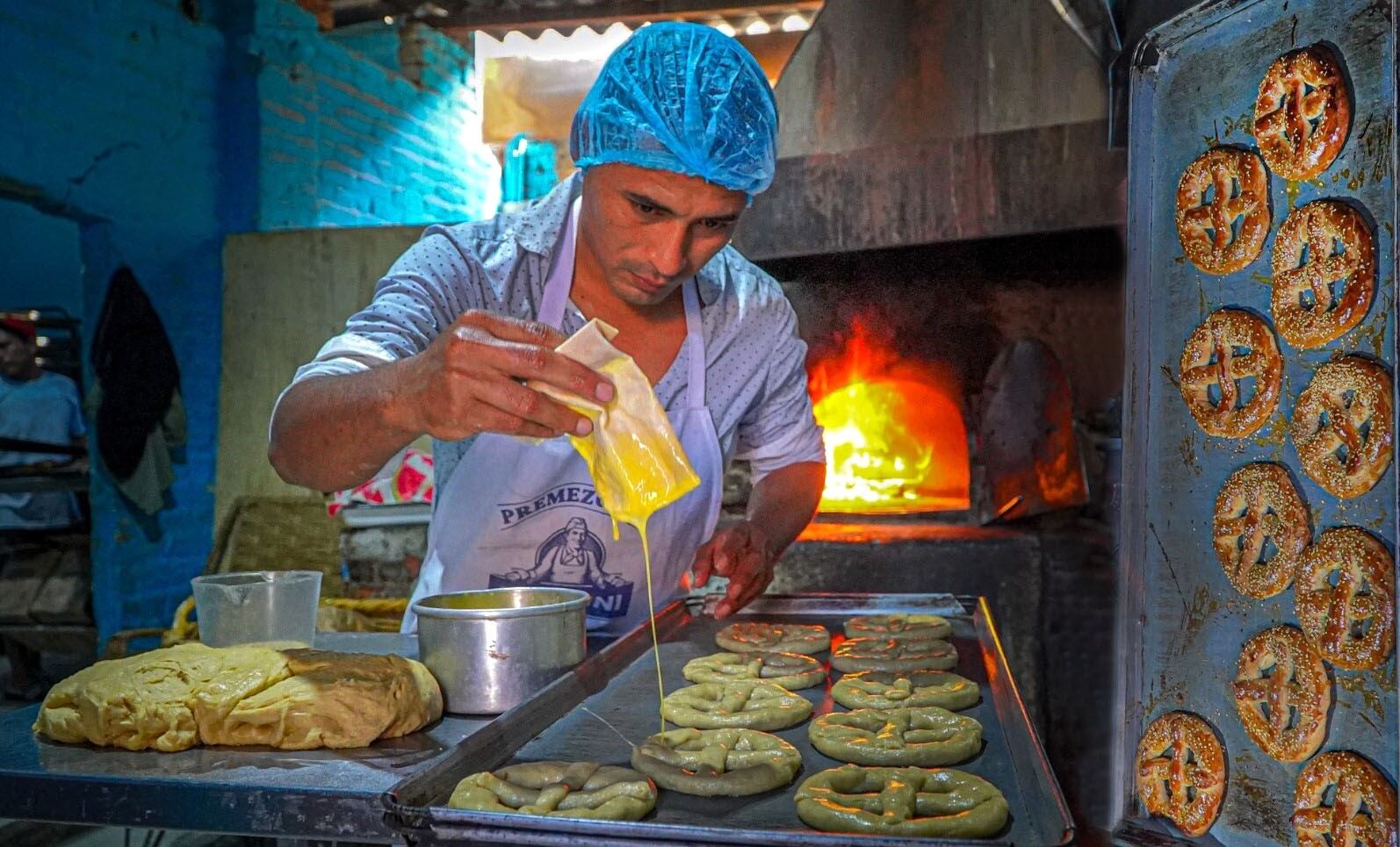 Los famosos "angelitos" y las sabrosas "Roscas de muertos" son los atractivos durante la fiesta de las velaciones.