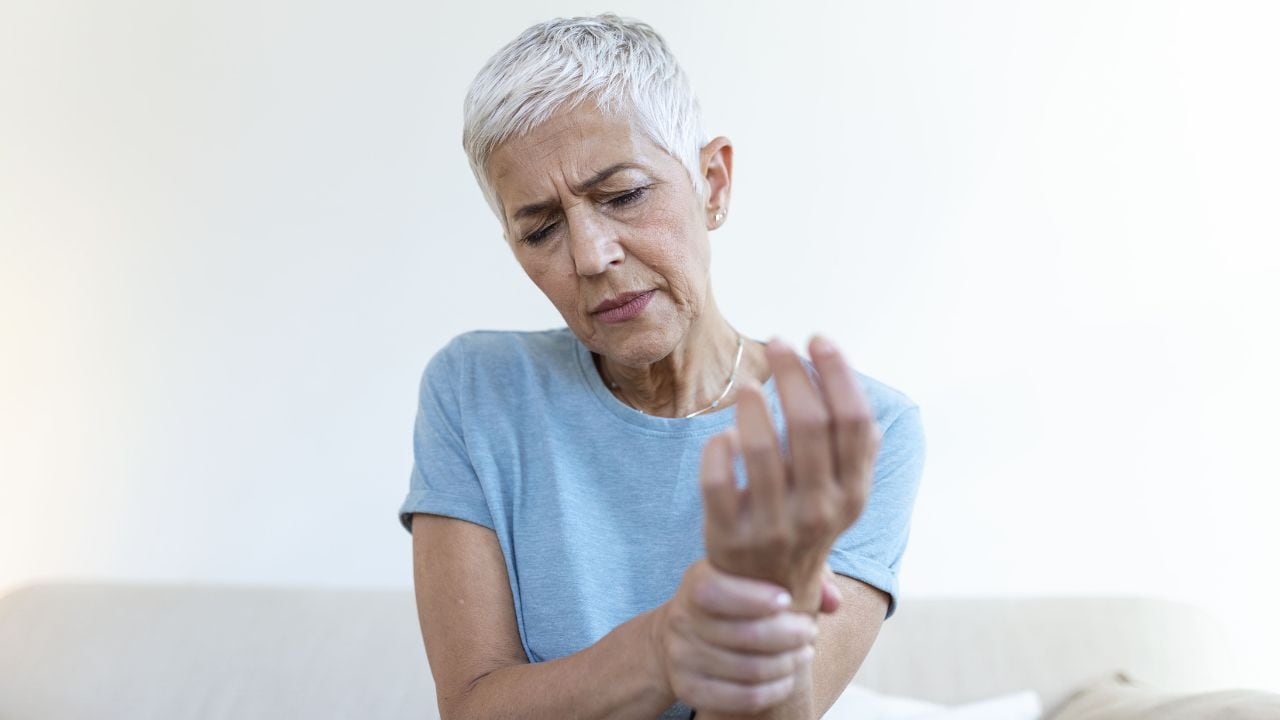 Osteoporosis: una fractura por caída leve puede ser señal de alerta, advierte especialista