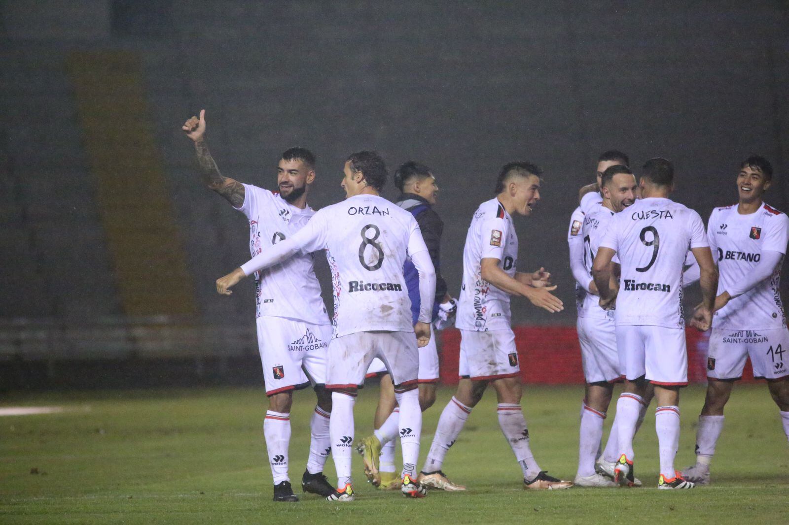 Los leones salieron con todo para vencer a Unión Comercio en la Unsa. (Foto: Leonardo Cuito)