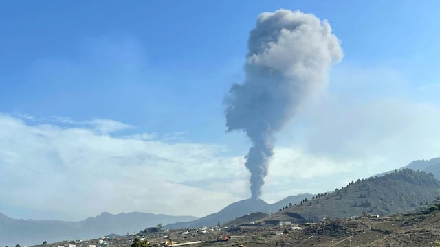 España: La lava del volcán de La Palma entra en contacto con el mar