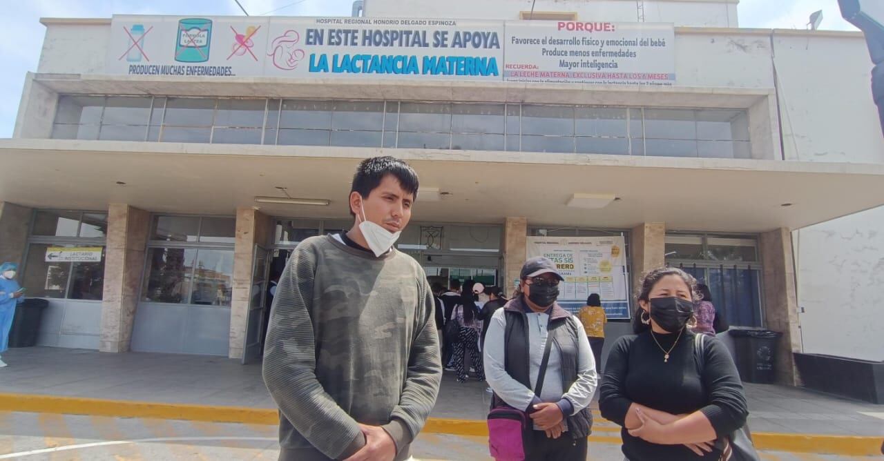 Familiares exigen explicación por la muerte de un recién nacido en cesárea. Foto: GEC.