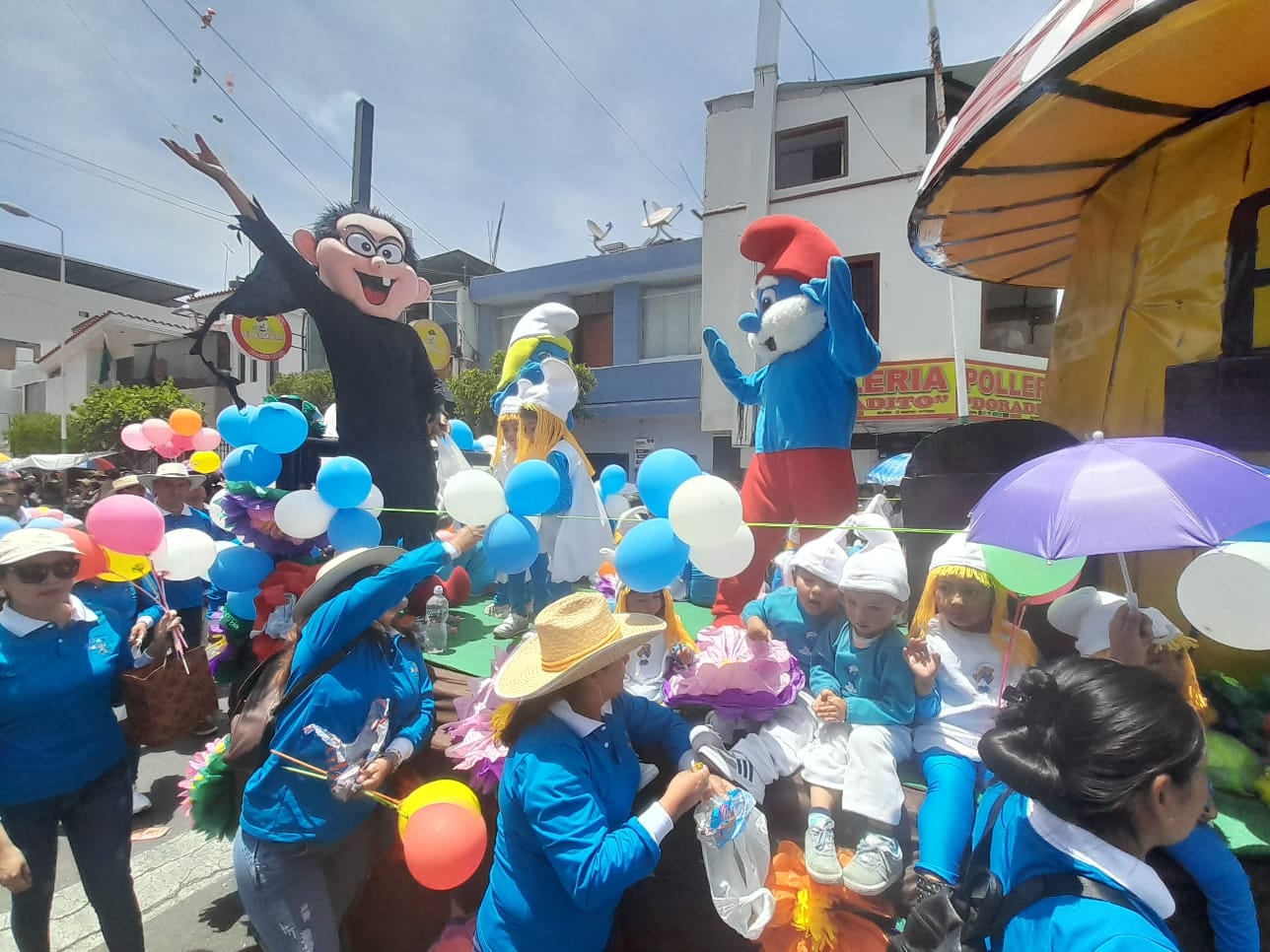 Instituciones públicas y privadas participan en el pasacalle distrital. (Foto: Yorch Huamaní)