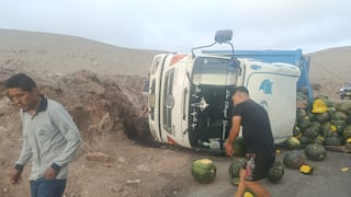 Arequipa: Zapallos quedan regados tras aparatosa volcadura de camión en Quebrada del Toro