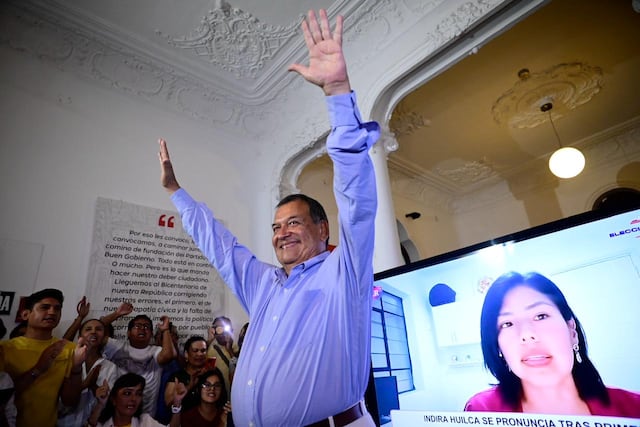 El candidato por partido "Buen Gobierno", Jorge nieto, recibió el flash electoral en su local en el centro de Lima. (Fotos: Paloma del Solar /@photo.gec)