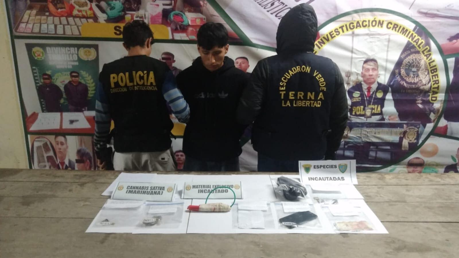 Al momento de su captura se le halló dos cartuchos de dinamita, marihuana, pasta básica de cocaína y una carta con contenido extorsivo.