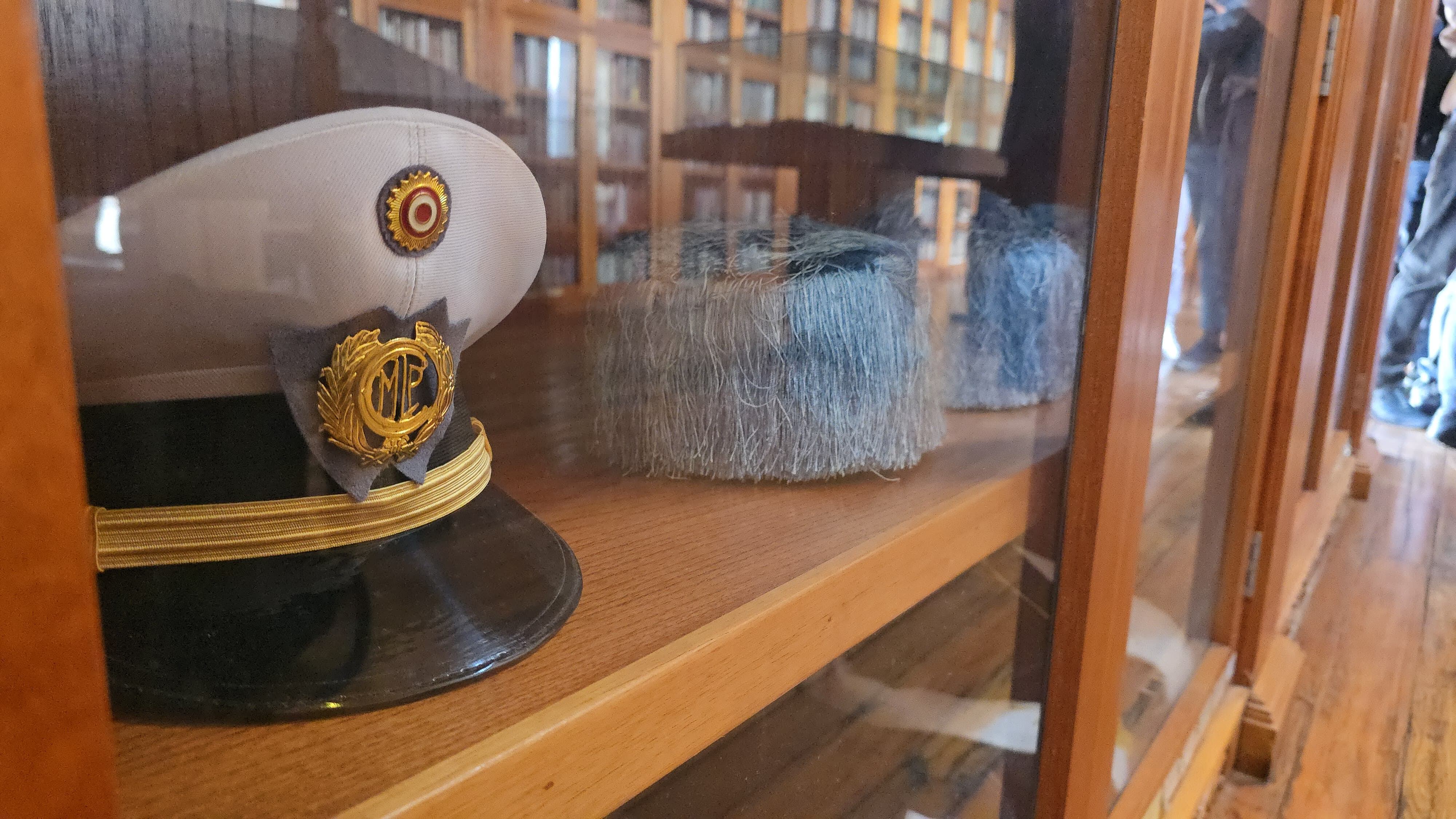 Vestimentas del escritor Mario Vargas Llosa. Foto: GEC