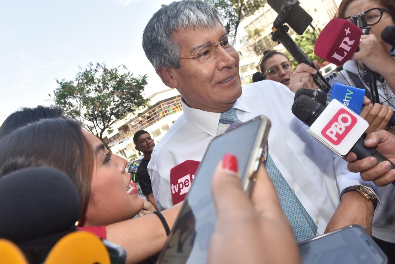 El gobernador regional de Ayacucho, Wilfredo Oscorima, es señalado como la persona que habría regalado un reloj Rolex a la presidenta Dina Boluarte.