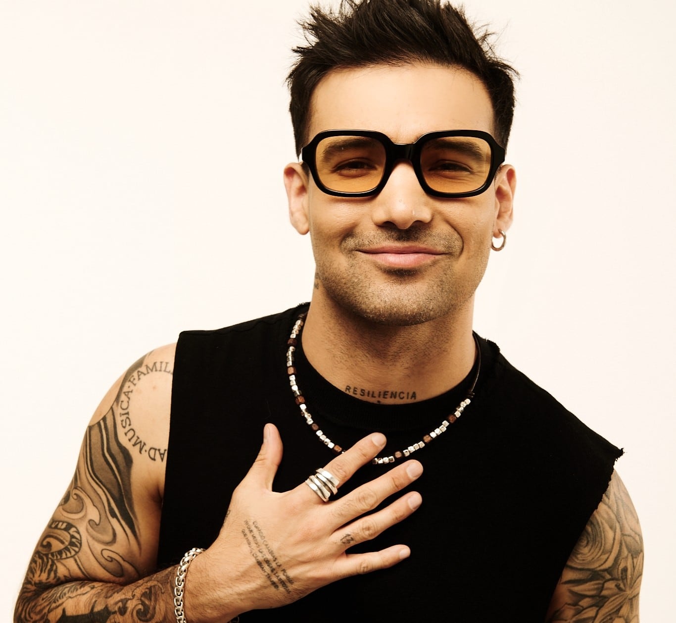 El cantautor peruano, tras recibir el Premio Dial, afirma que aún le falta mucho camino por recorrer.