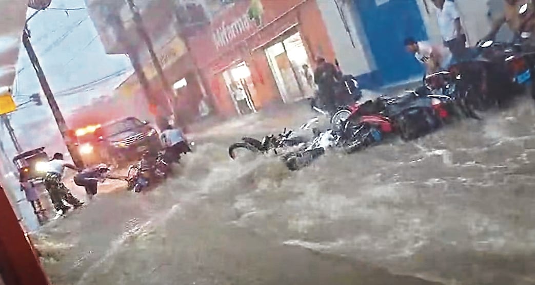 Vías anegadas, motocicletas arrastradas e incluso afectación a un hospital marcaron la emergencia.