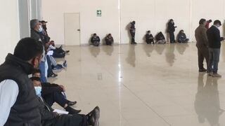 Taxistas tienen que sentarse en el piso para recibir capacitación de municipio de Tacna (VIDEO)