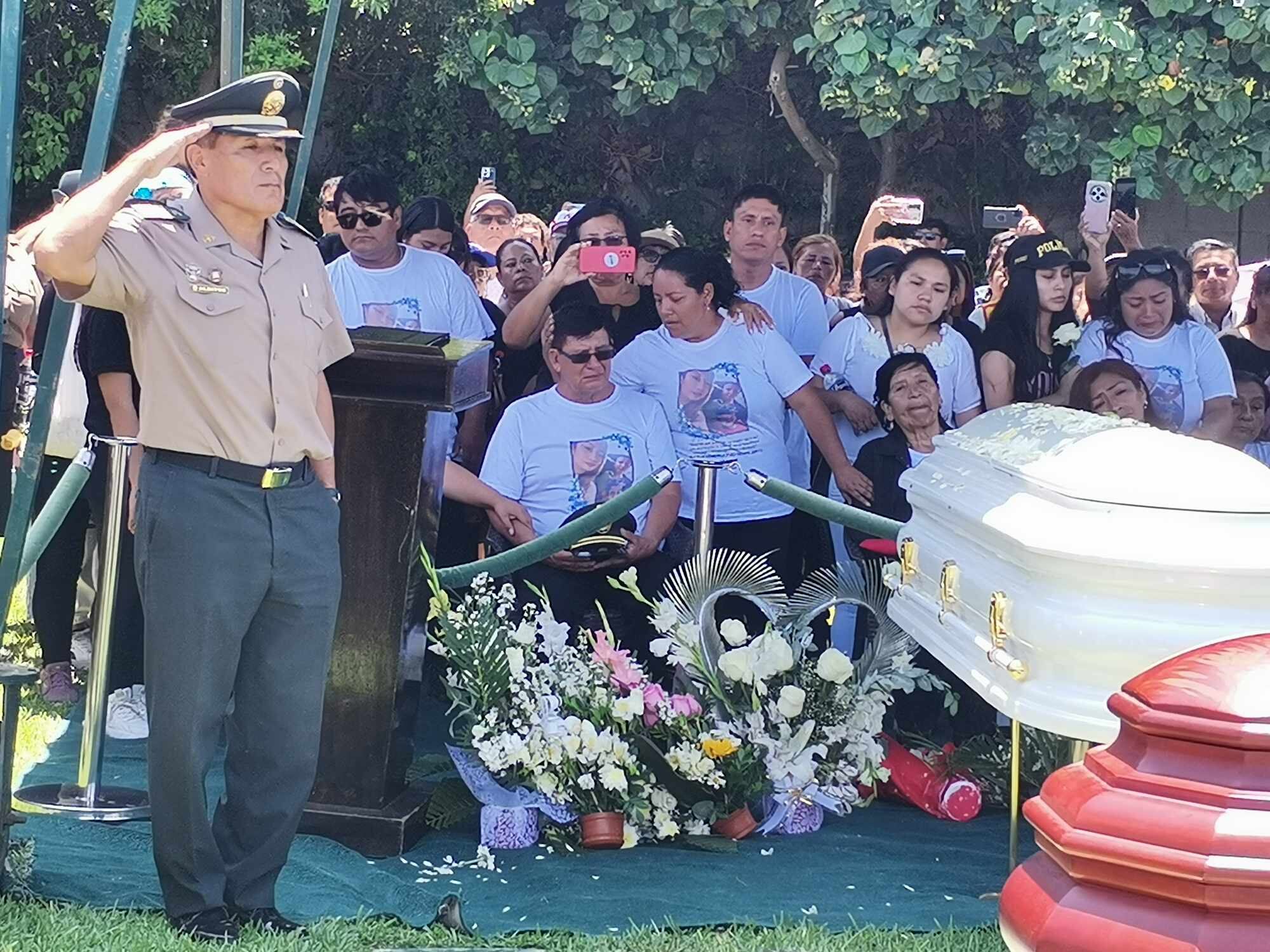 Policías le rindieron homenaje a su colega. (Foto: Alan Benites)