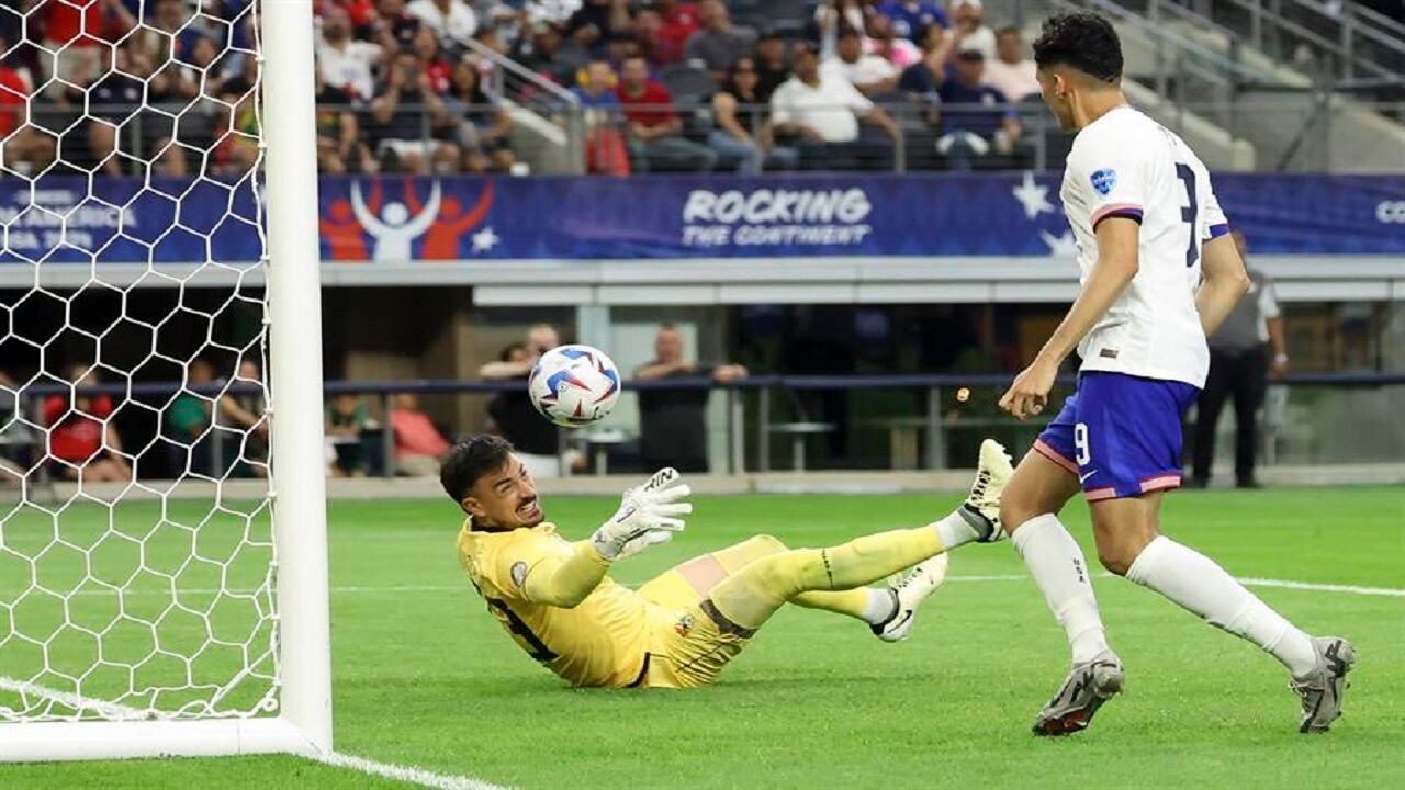 El equipo de las Barras y las Estrellas hizo sentir la localía. (Foto: EFE/KEVIN JAIRAJ)