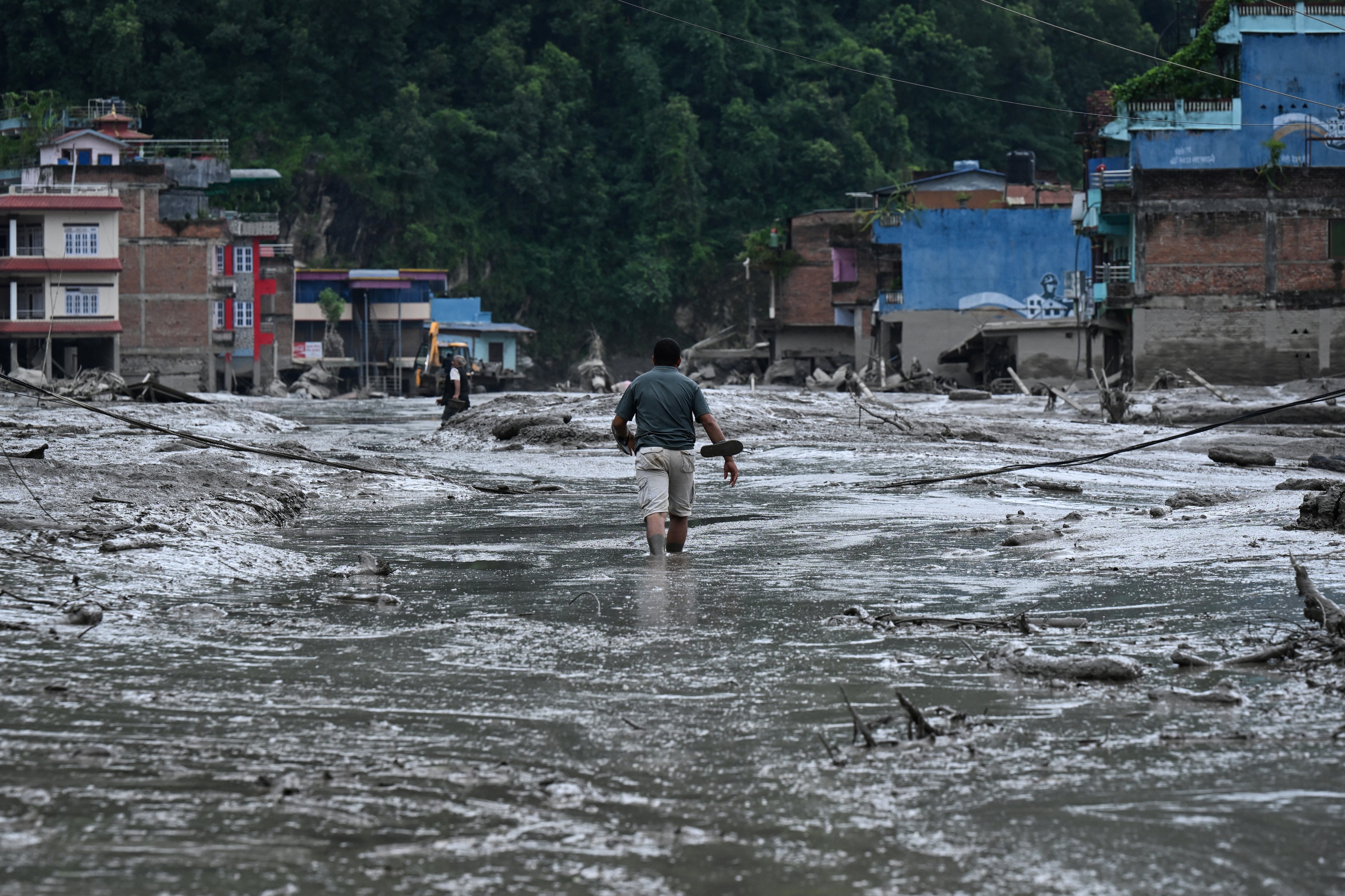 La riada del río Bhote Koshi golpeó ambos lados de la frontera entre Nepal y el Tíbet. El desastre destruyó puentes, carreteras e infraestructura hidroeléctrica mientras continúan las labores de búsqueda. (Foto de PRAKASH MATHEMA / AFP).