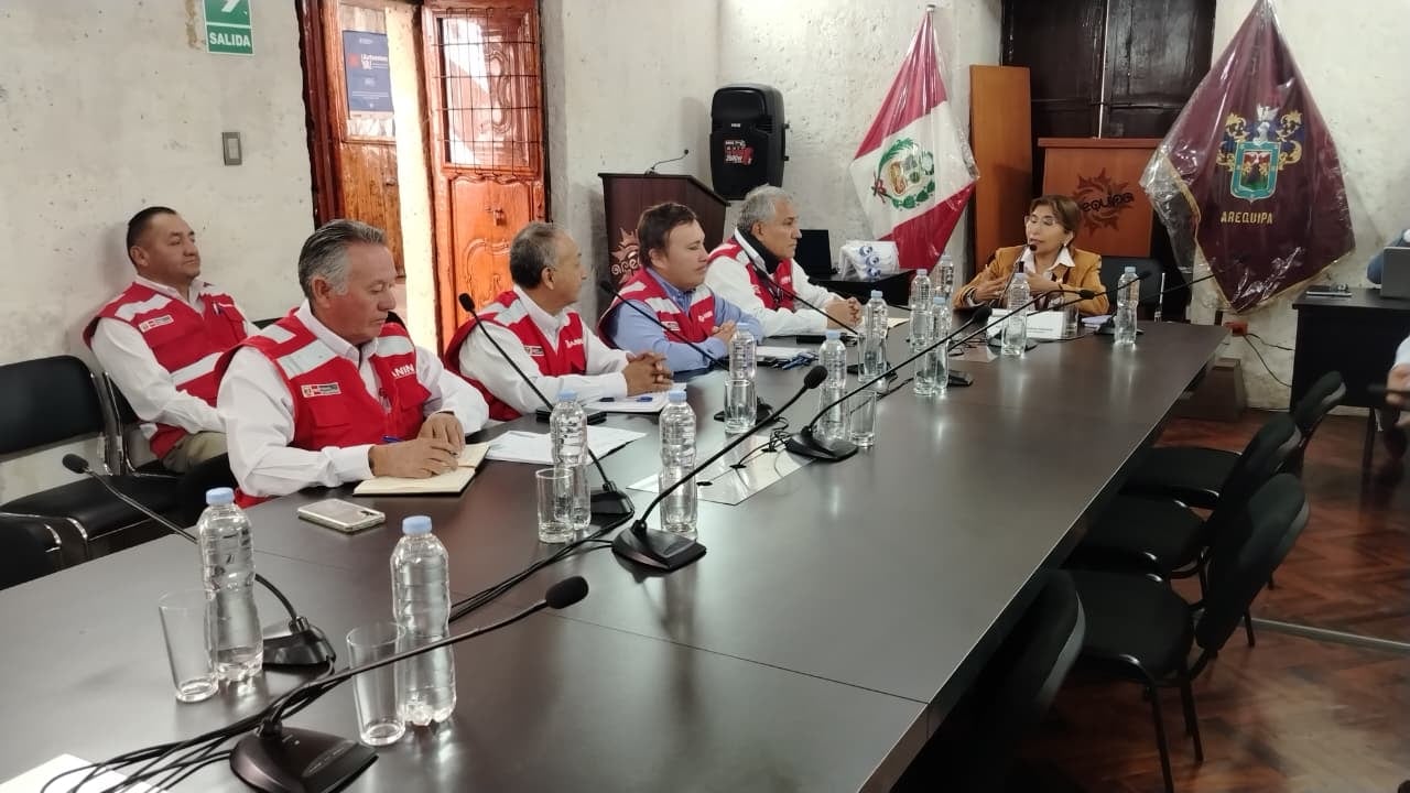 Especialistas de la Anin en una reunión en el Consejo Regional de Arequipa para ver los avances en el hospital de contingencia del Iren Sur. (Foto: Álvaro Figueroa/@photo.gec)