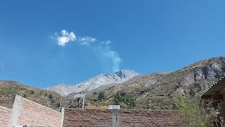 Volcán Ubinas expulsa gases y vapor de agua a mil metros de altura