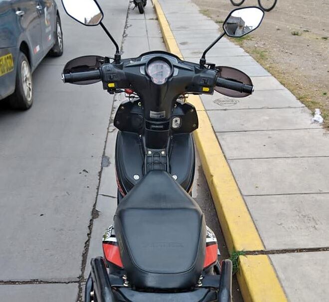 Tuvo que dejar estacionada su moto y le robaron durante un partido