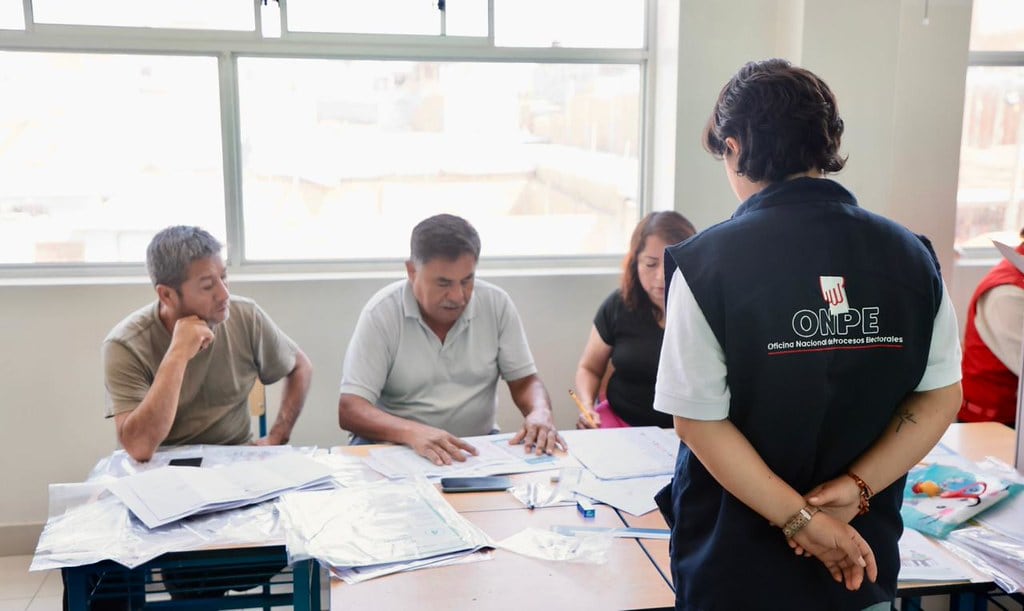 La entidad precisó que la instalación está programada para las 6:00 horas y debe realizarse con la presencia de los tres titulares y seis suplentes. Foto: ONPE