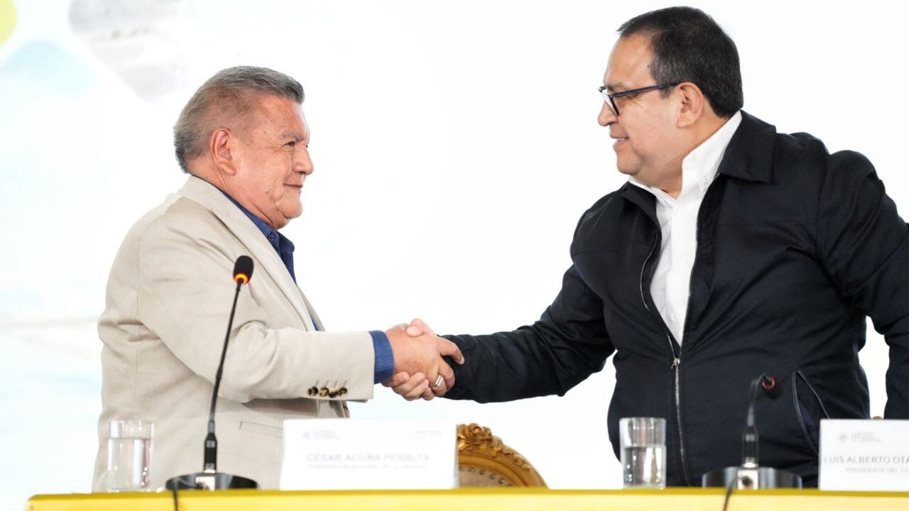 Gobernador César Acuña y ministra de Desarrollo Agrario, Nelly Paredes, firmaron adenda para reinicio de trabajos en Palo Redondo y ejecución del Canal Madre. No precisaron fecha en la que empezarán obras, pero dijeron estar comprometidos con el desarrollo de la región y que ayer fue un día histórico.