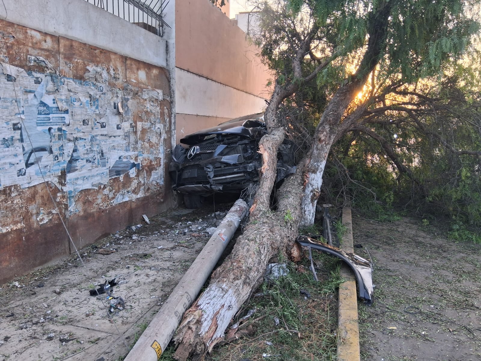 Vehículo impactó contra un árbol en la avenida Huamán, en el distrito de Víctor Larco Herrera.