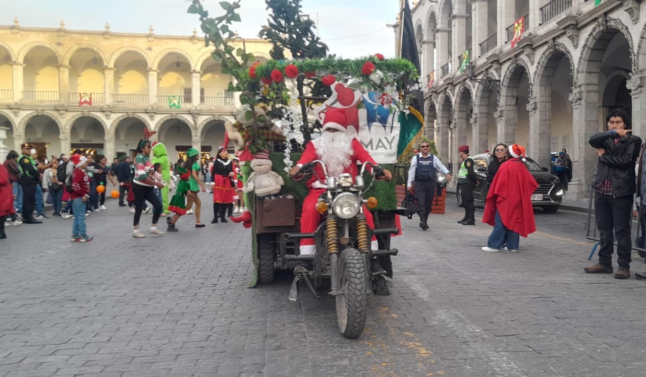 Pasacalle de Navidad en la Plaza de Armas de Arequipa. Foto: Fanny Arotaipe.