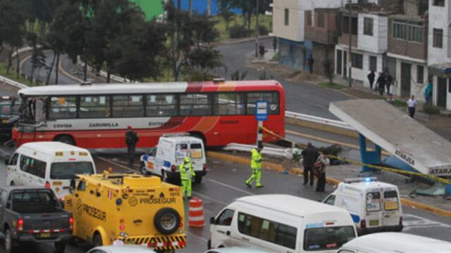 FOTOS: Bus se despista y choca con paradero en la vía de Evitamiento