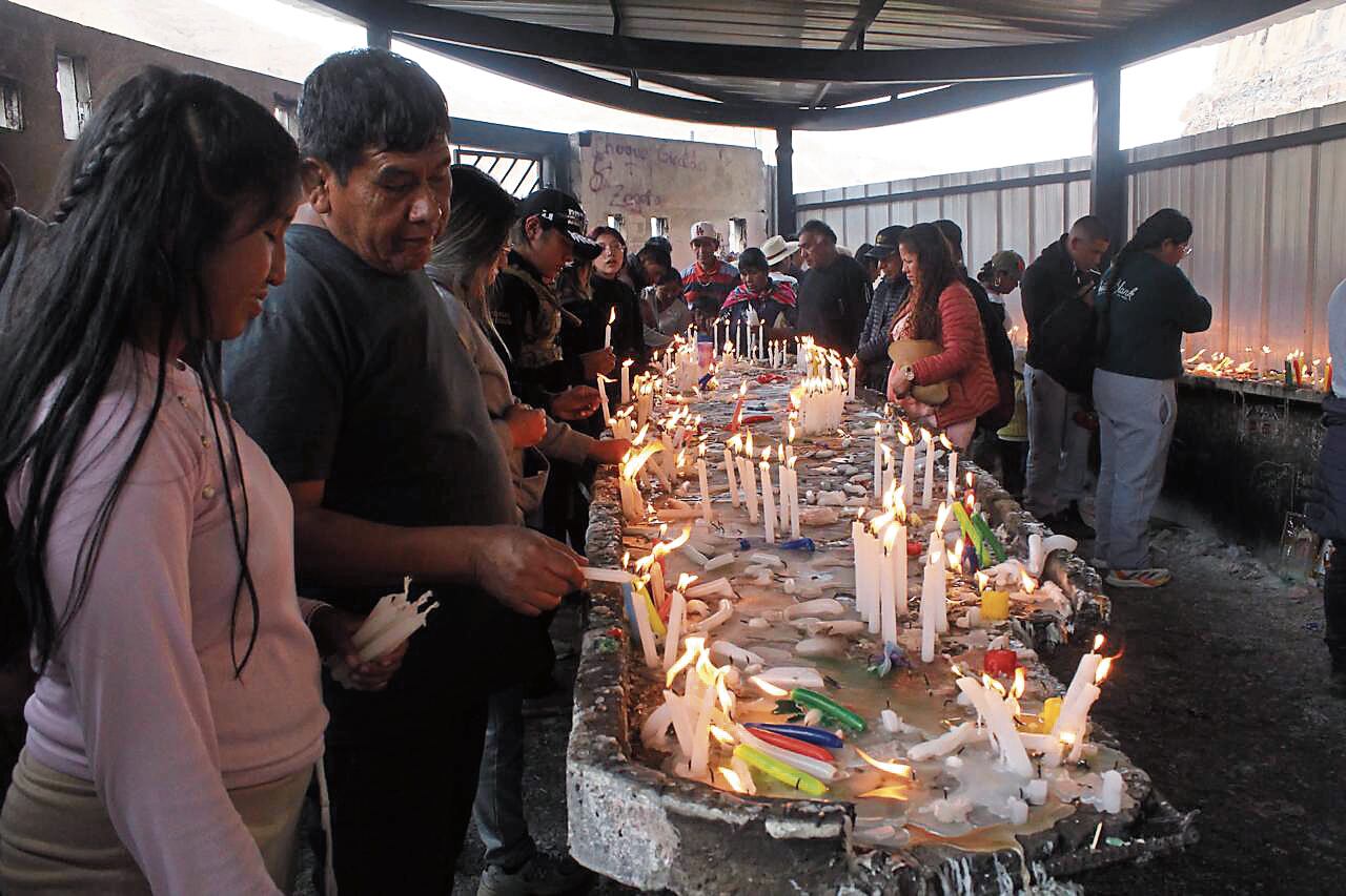 Muchos encendieron velas para rezar. Foto: GEC.