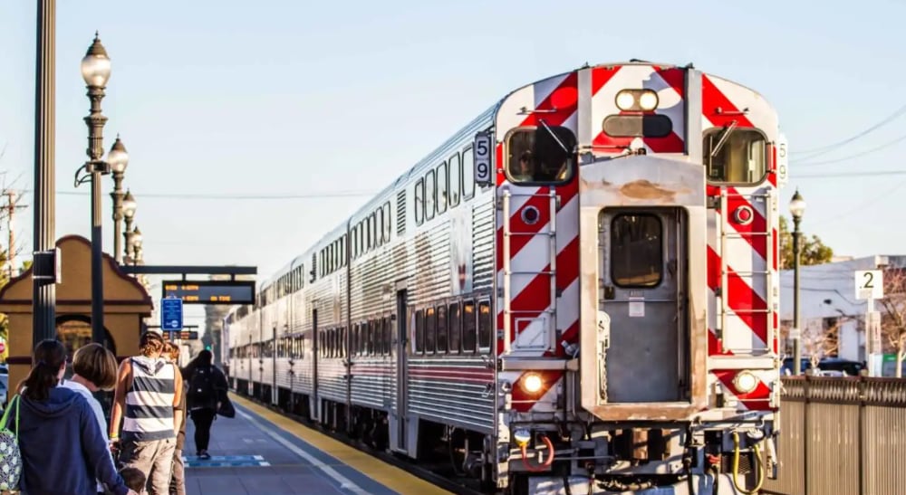 La Municipalidad de Lima confirmó que los vagones partirán desde el Parque de la Muralla hacia Chosica para someterse a pruebas técnicas y mantenimiento previo a su futura operación. FOTO: ANDINA