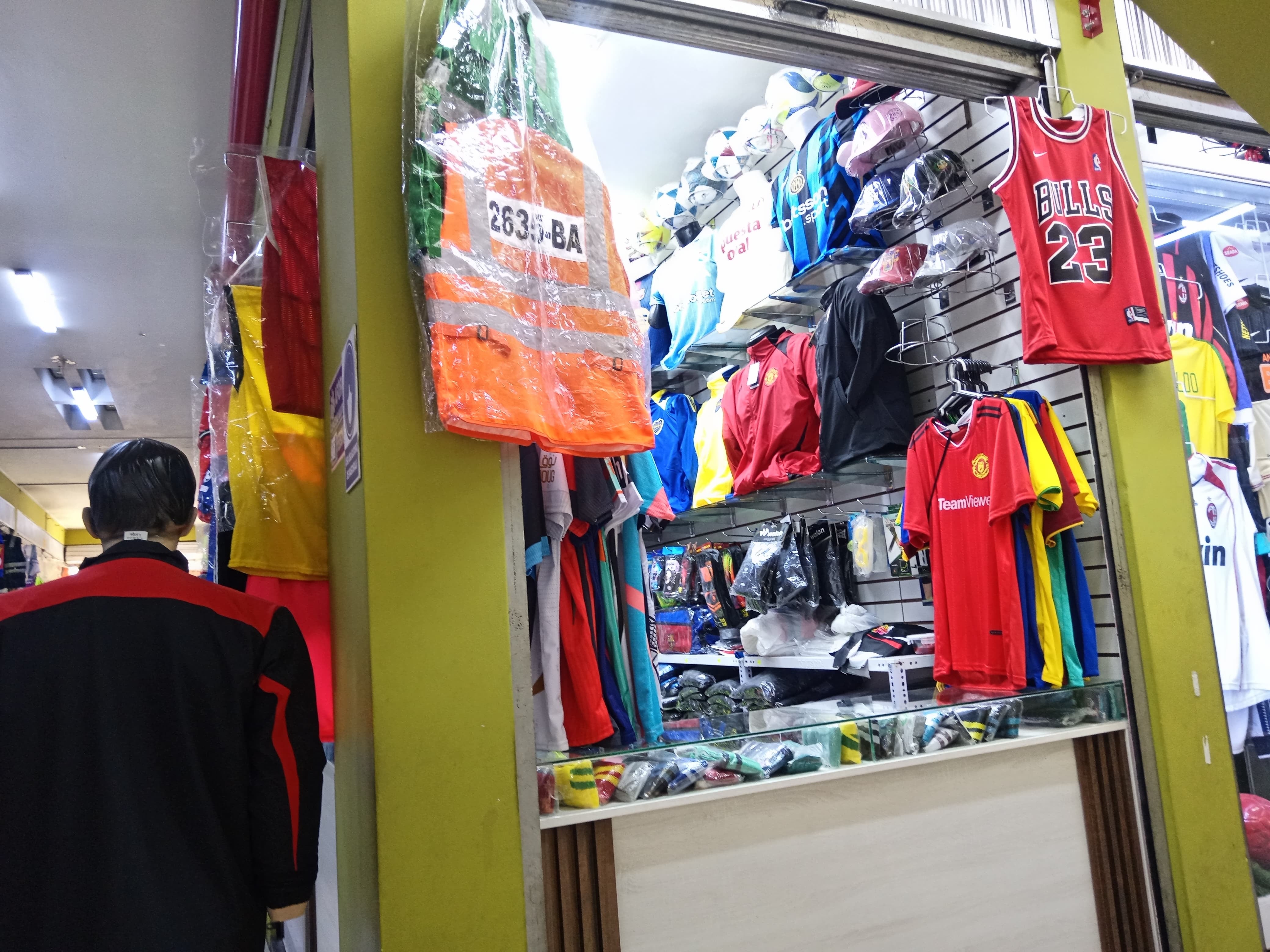 Venta de chalecos para motociclistas en Arequipa. Foto: GEC.