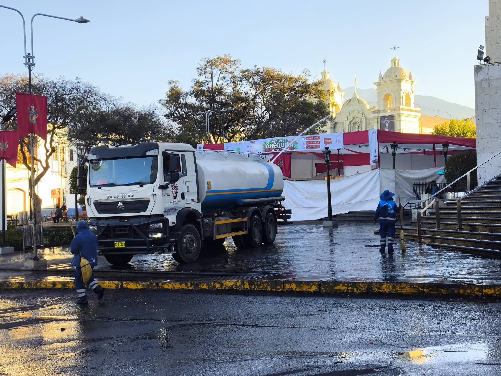 Plaza España en Arequipa amaneció con áreas verdes dañadas y basura tras concierto de Arequipa Avancemos. Foto: La Vanguardia Noticias/Facebook.