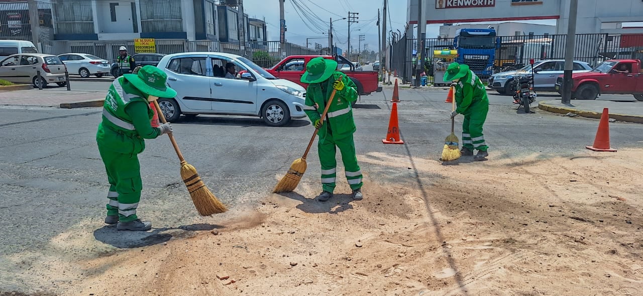 Trabajadoras de limpieza pública tuvieron que cubrir con tierra para absorber el combustible