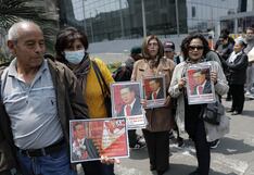 Comerciantes venden fotos, flores y llaveros en exteriores del velorio de Alberto Fujimori (FOTOS)