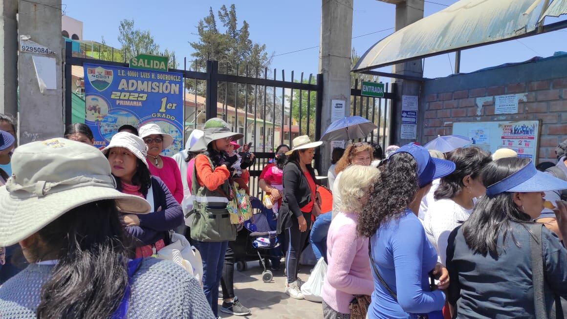 Plantón frente al colegio Luis H. Bouroncle. (Foto: GEC)