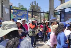 Padres de escolares del colegio Luis H. Bouroncle se niegan a dejar el colegio Arequipa (VIDEO)