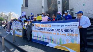 Protestan en Arequipa y piden el cumplimiento de ley que exige que haya un psicólogo por colegio (VIDEO)
