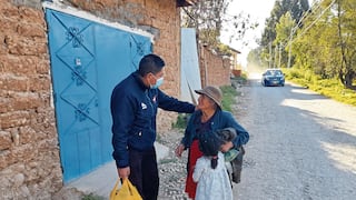 Junín: Policía lleva alimentos a abuelos abandonados y enfermos en Chupaca