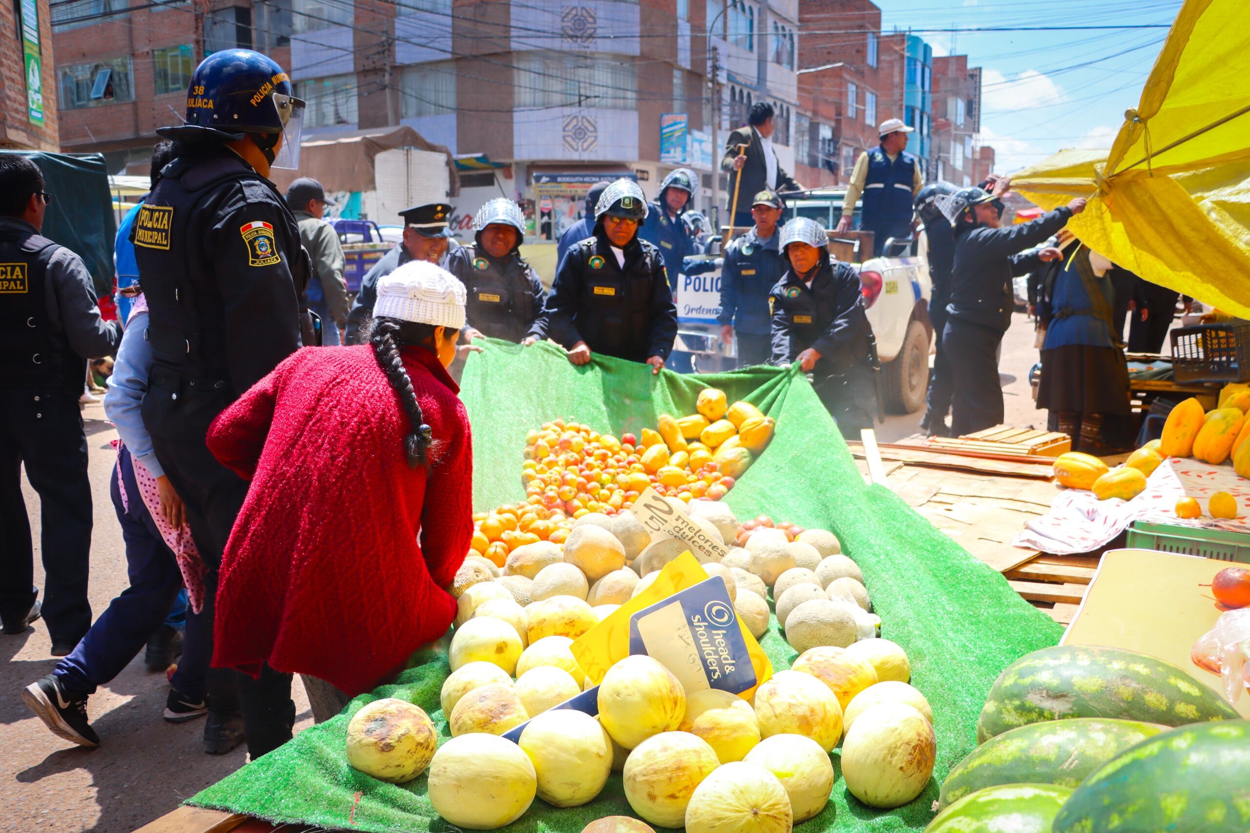 PUNO: Comerciantes desacatan disposición municipal y se enfrentan a los interventores.