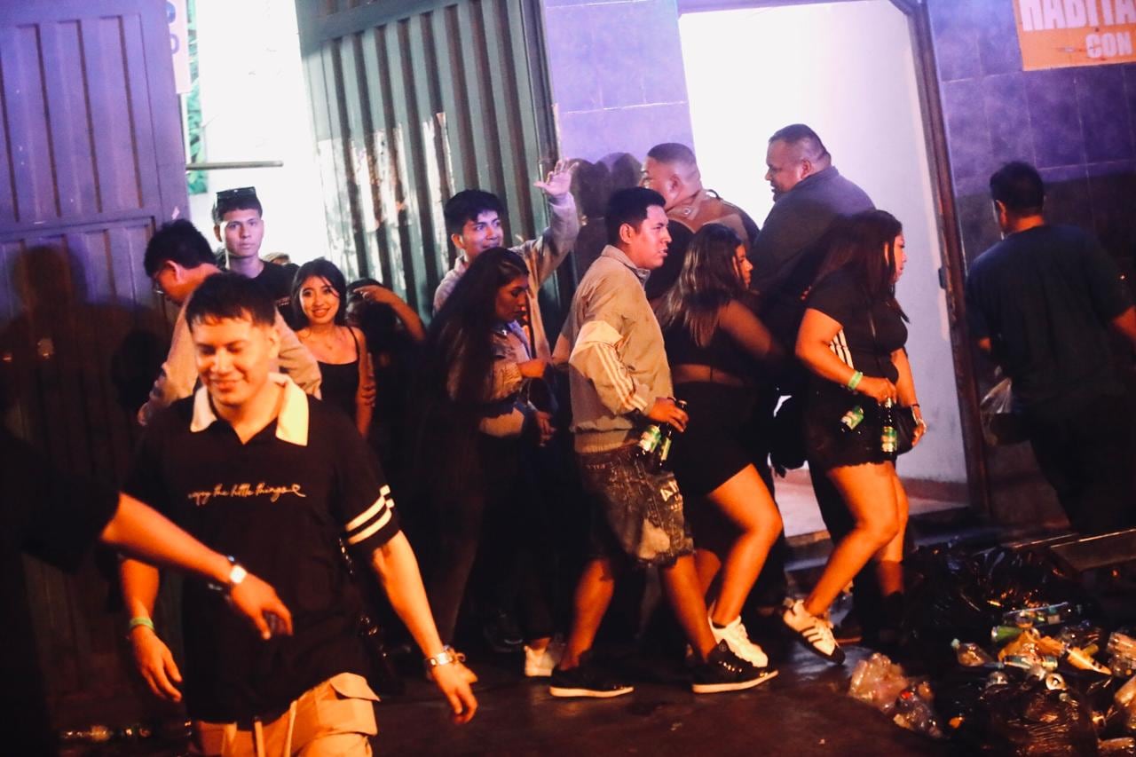 Un gran número de personas huyó del local tras escuchar el intercambio de disparos.