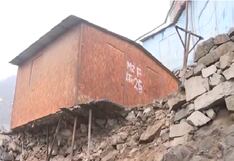 SJL: Casa colapsa tras deslizamiento de piedras en asentamiento humano