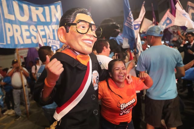 Simpatizantes de partidos llegan a exteriores del Centro de Convenciones por debate presidencial (Foto: Julio Reaño/GEC)