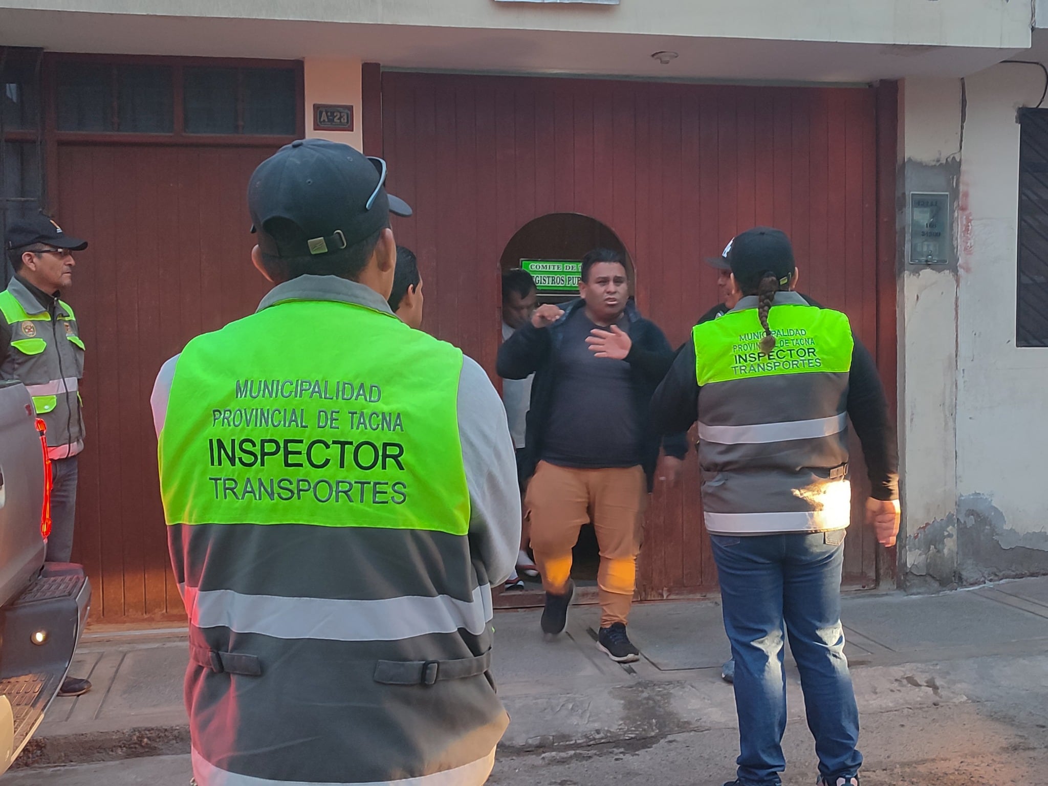 El conductor se desvió a su vivienda, donde hizo que el taxi ingrese por la cochera. (Foto: Difusión)