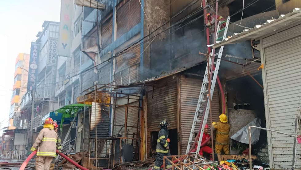 Un total de 75 bomberos llegaron para atender emergencia en centro comercial Albarracín, en Tacorita, en Trujillo.