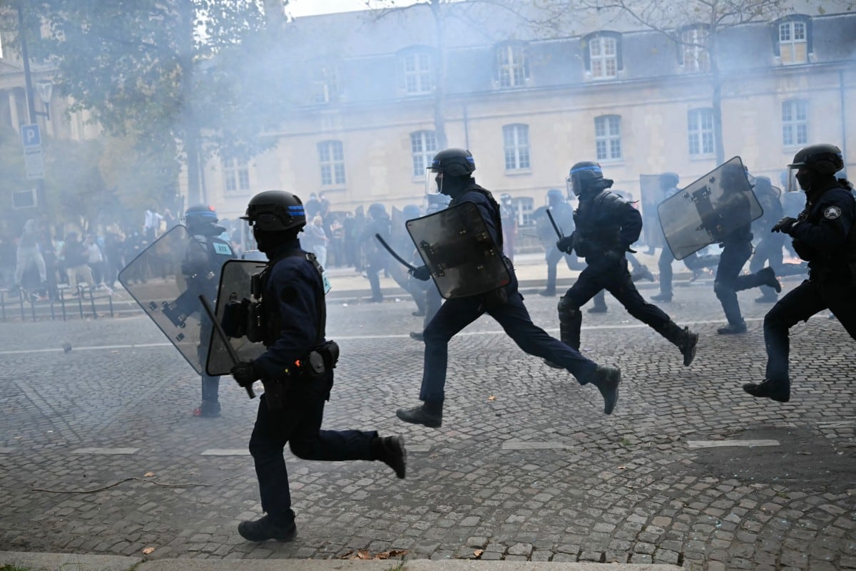 CRS riot police charge towards protesters during a demonstration of high-school students in Paris, on October 13, 2026, as part of a nationwide high school mobilisation. France sees nationwide demonstrations on October 13 in support of students protesting poor classroom conditions for weeks, as authorities and participants remain wary of further violence. (Photo by LOU BENOIST / AFP)